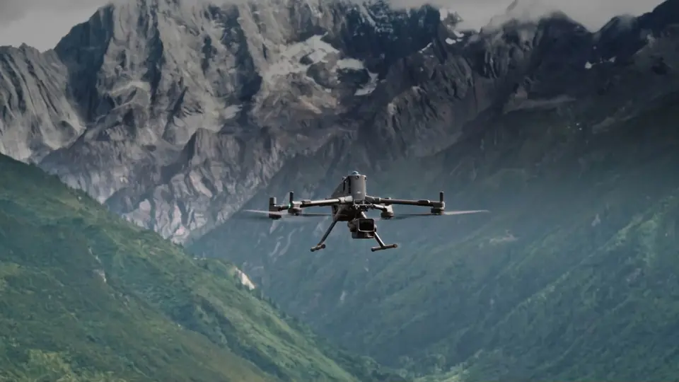 Matrice con Zenmuse L3 sobre montañas